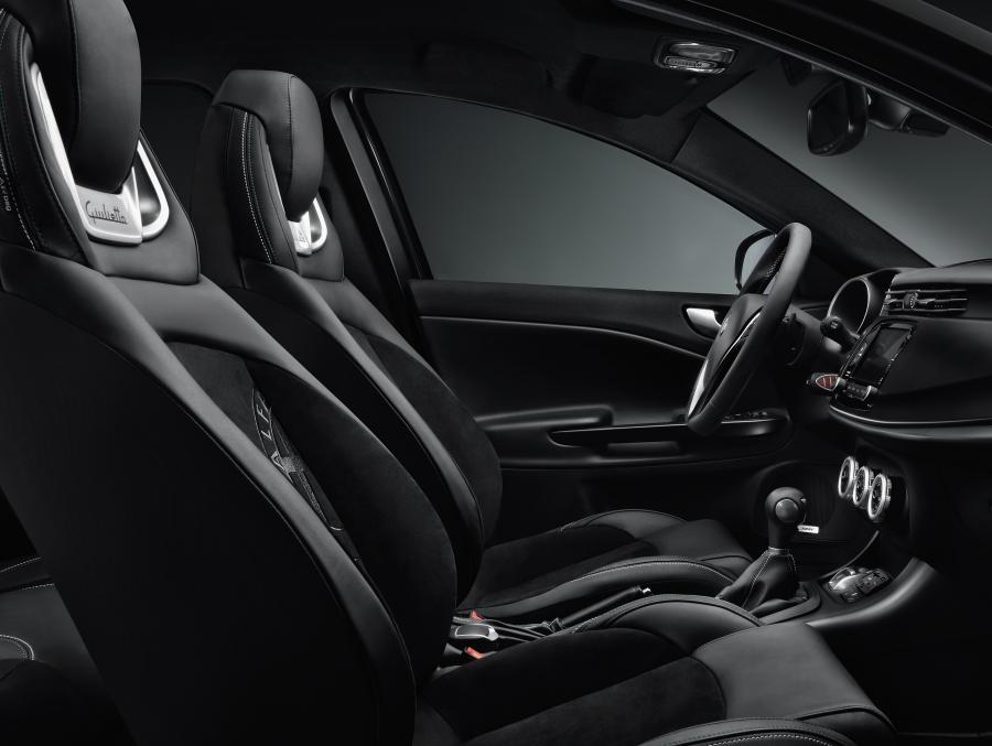 Интерьер Alfa Romeo Giulietta Quadrifoglio Verde (940) 2014 года  (фото 23 из 40)